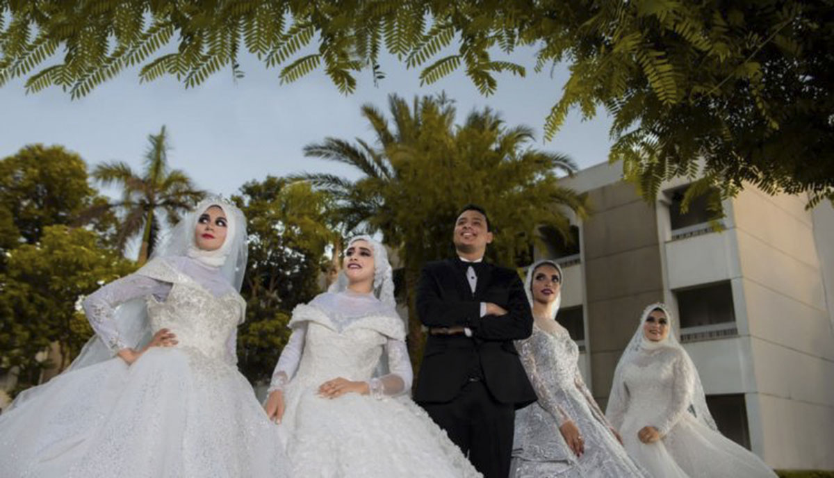 شاهد: شاب مصري استفزته والدته بطلب الزواج.. ففاجأها بالزفاف على 4 فتيات