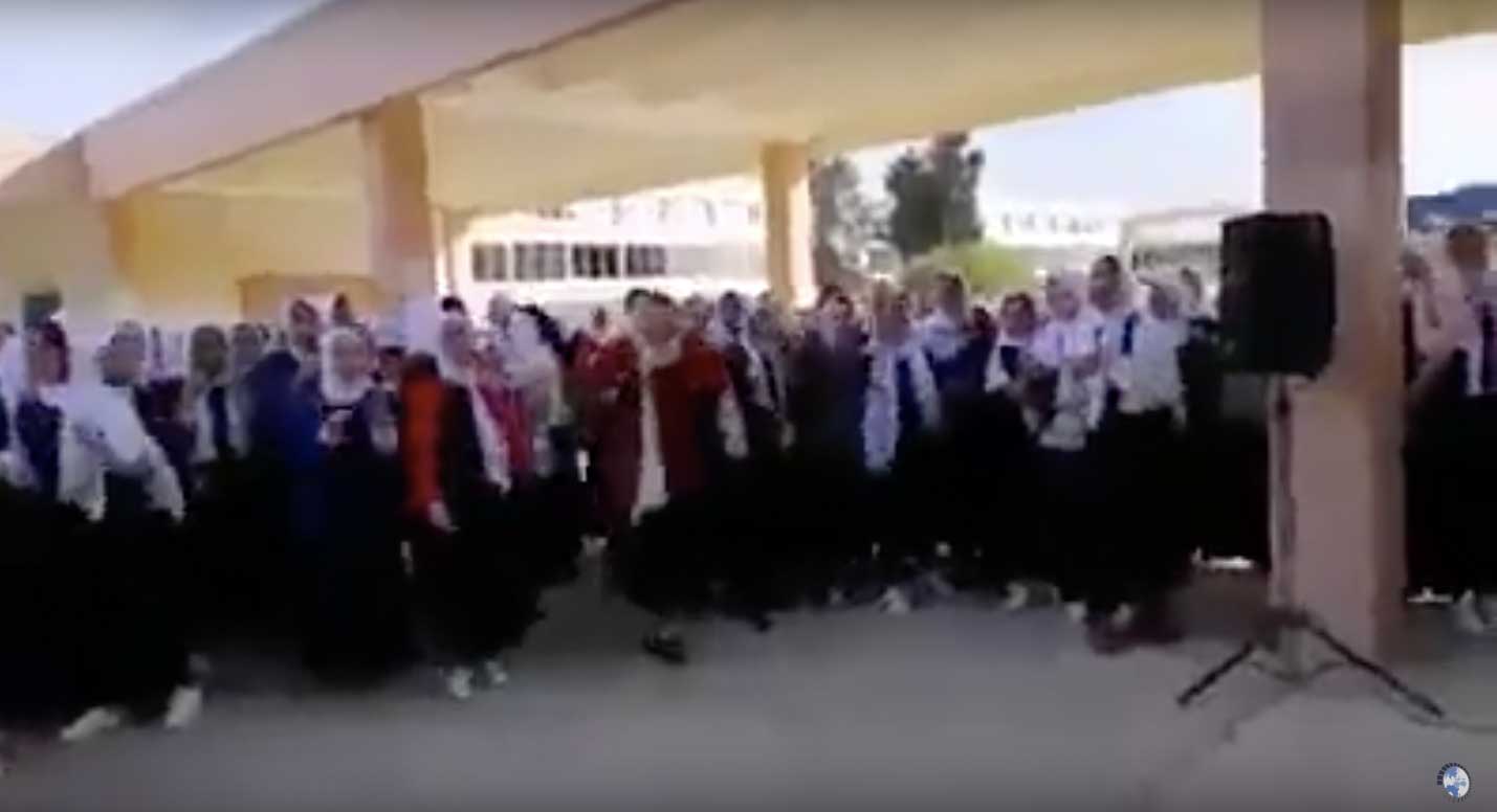 رقص جماعي لطالبات مدرسة في مصر