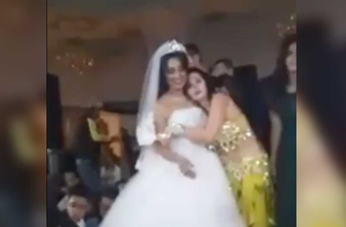 الراقصة صافيناز تنام في حضن عروسة