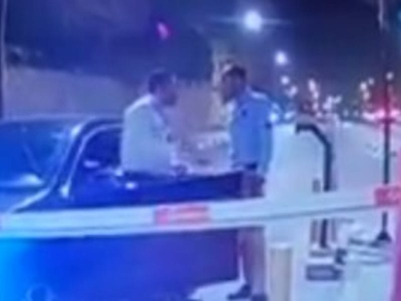لقطة من فيديو مسرب للفنان "أحمد فلوكس" يشهد وقعة اعتدائه علي أحد أفراد الأمن