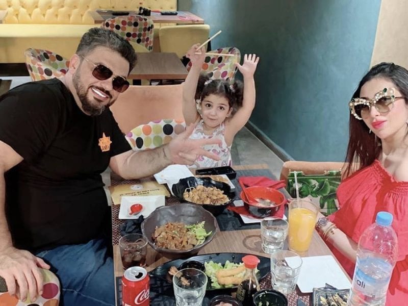 دنيا بطمة مع زوجها محمد الترك وابنتيهما غزل