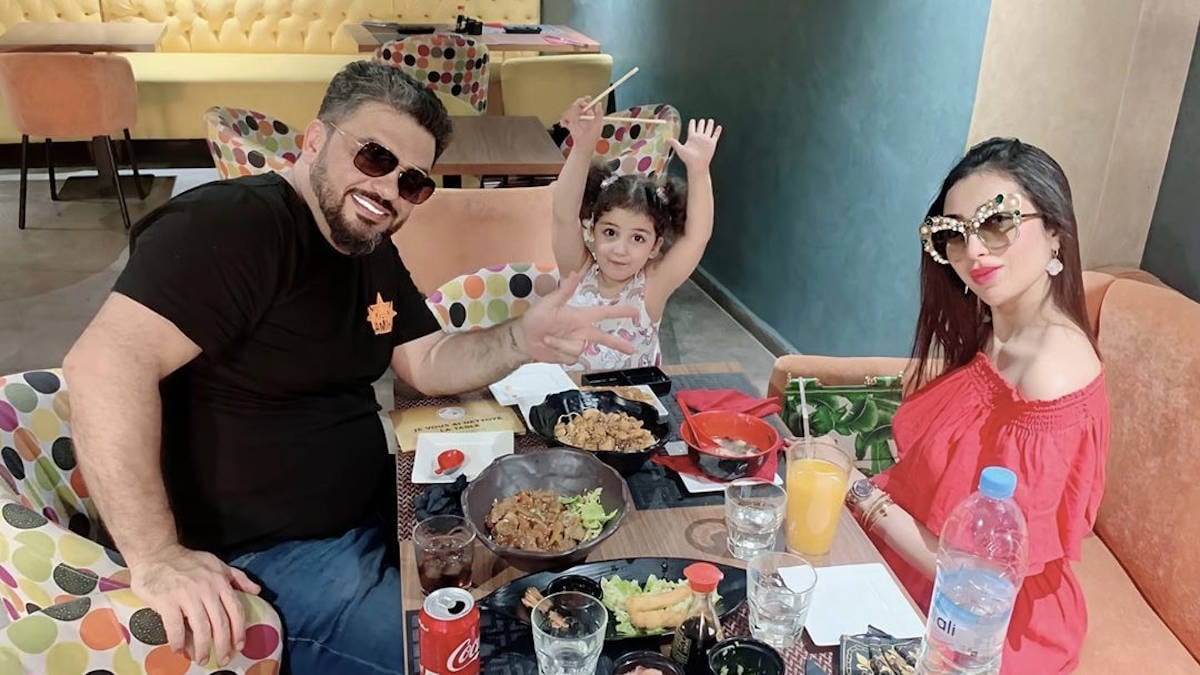 دنيا بطمة مع زوجها محمد الترك وابنتيهما غزل