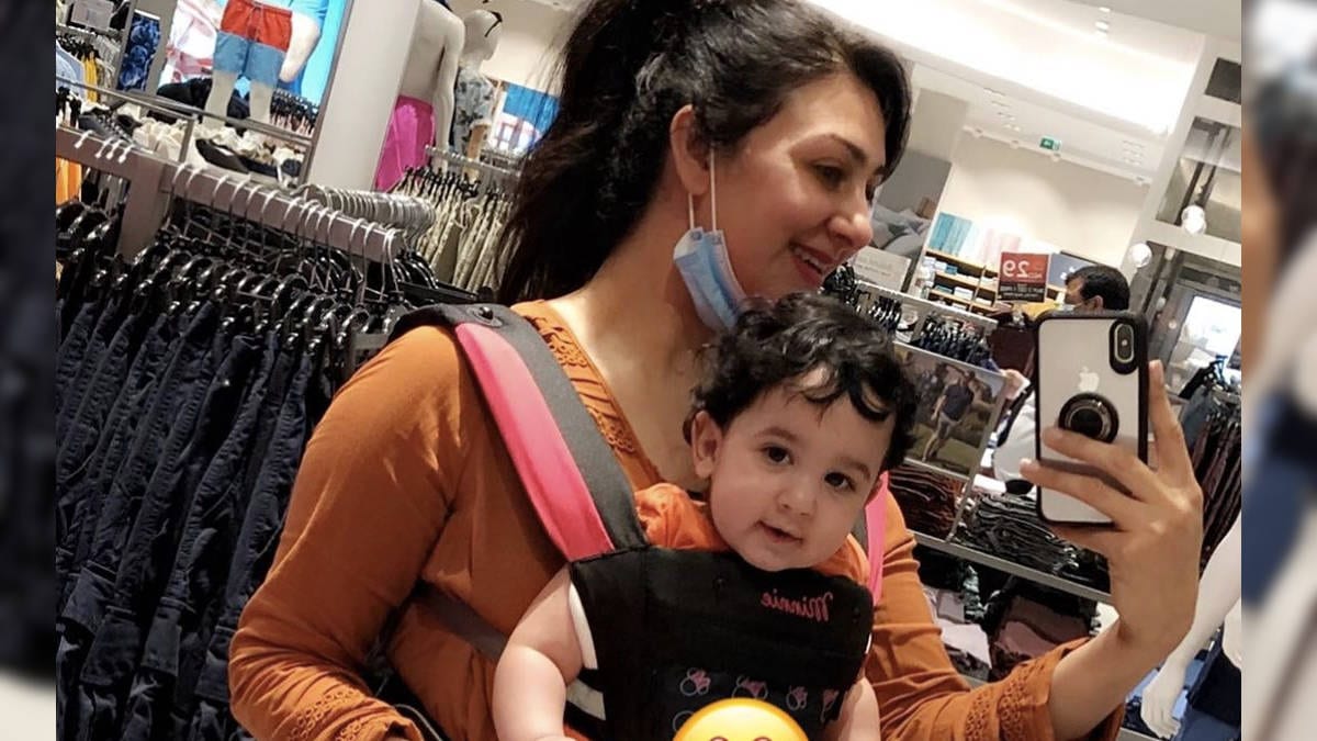 هيفاء حسين مع طفلها