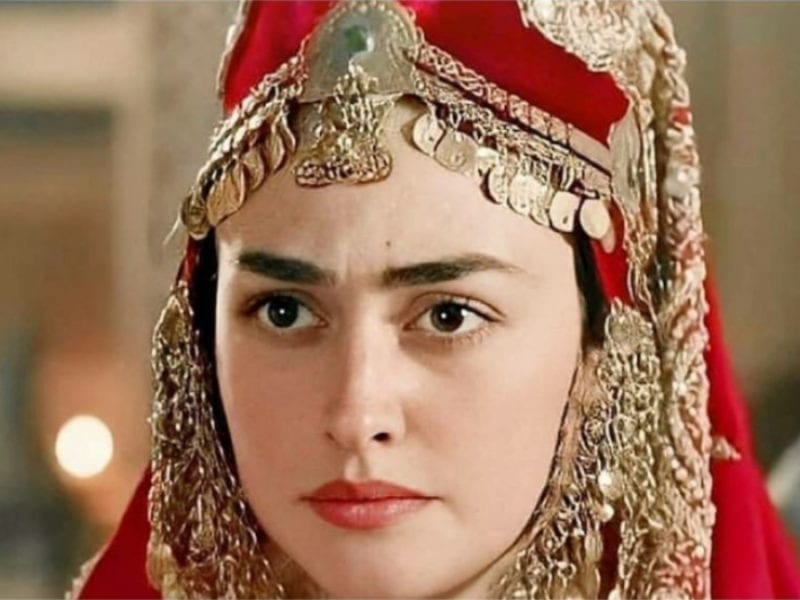 الممثلة التركية "إسراء بيلجيتش"