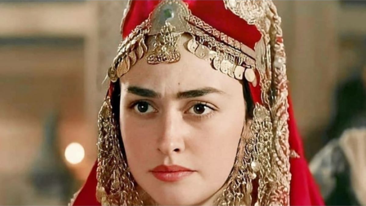 الممثلة التركية "إسراء بيلجيتش"