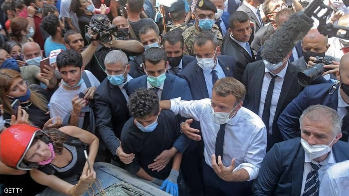 الرئيس الفرنسي يتفقد شوارع بيروت
