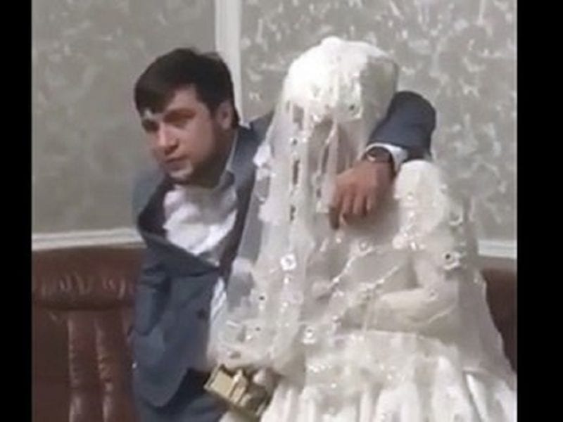 Пользователей соцсети возмутило поведение жениха на свадьбе в Дагестане Источник