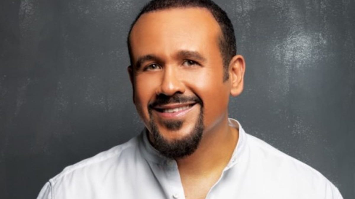 المطرب المصري "هشام عباس"