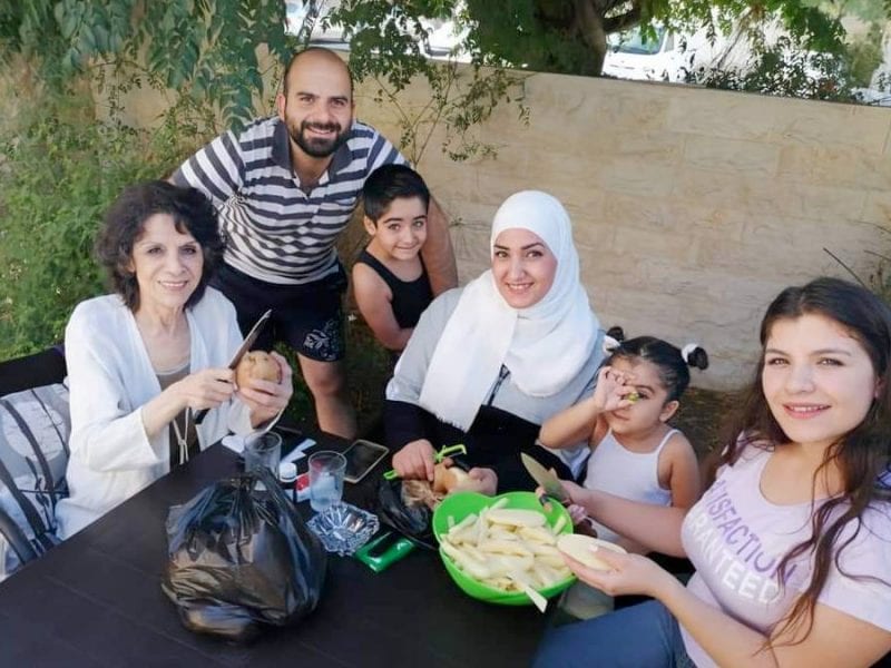 سامية الجزائري في جلسة عائلية