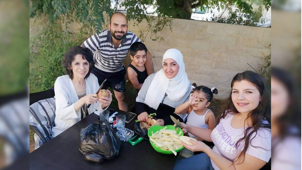 سامية الجزائري في جلسة عائلية