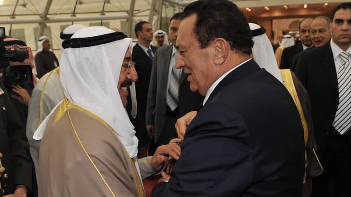 الرئيس المصري الراحل محمد حسني مبارك والامير الكويتي الراحل صباح الاحمد الصباح