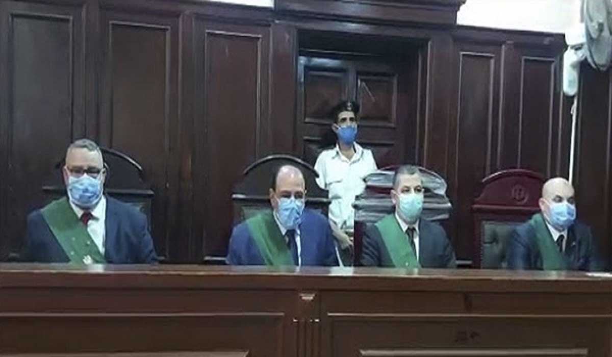 لحظة الحكم بإعدام مغتصب سيدة أمام زوجها داخل مقبرة في مصر
