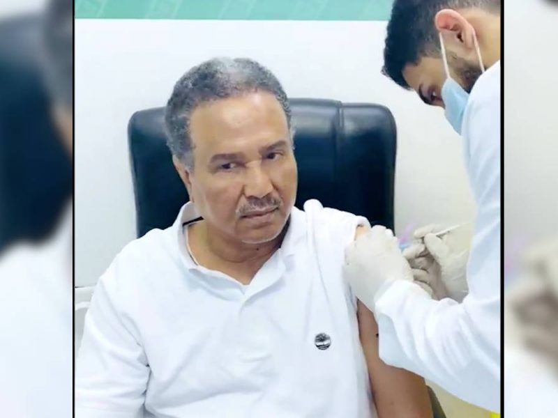 محمد عبده يتلقى لقاح فيروس كورونا