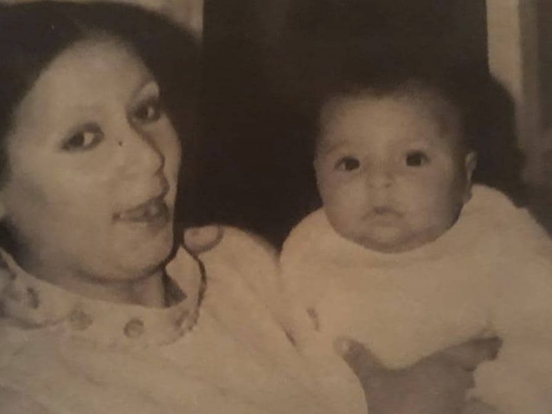 صورة من طفولة رانيا يوسف مع والدتها