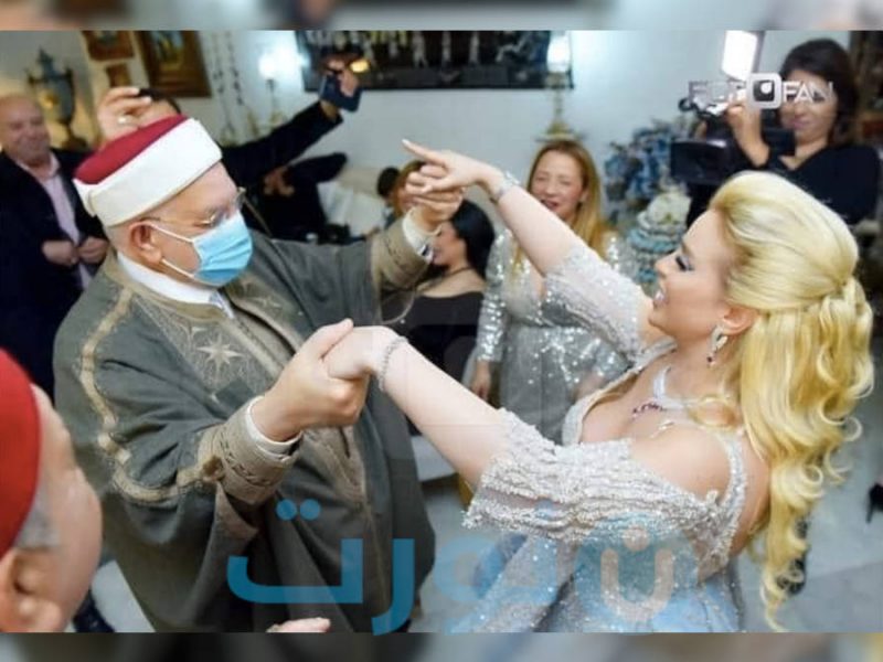 الشيخ التونسي عبد الفتاح مورو يرقص مع الفنانة مريم بن مولاهم
