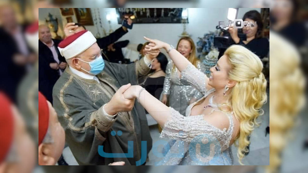 الشيخ التونسي عبد الفتاح مورو يرقص مع الفنانة مريم بن مولاهم