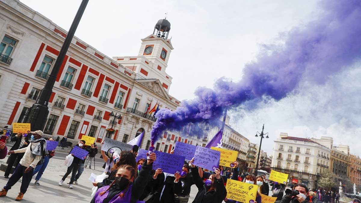 Enfrentamientos en la manifestación del 8M (ex Día de la Mujer trabajadora) en Madrid entre grupos feministas con posturas opuestas