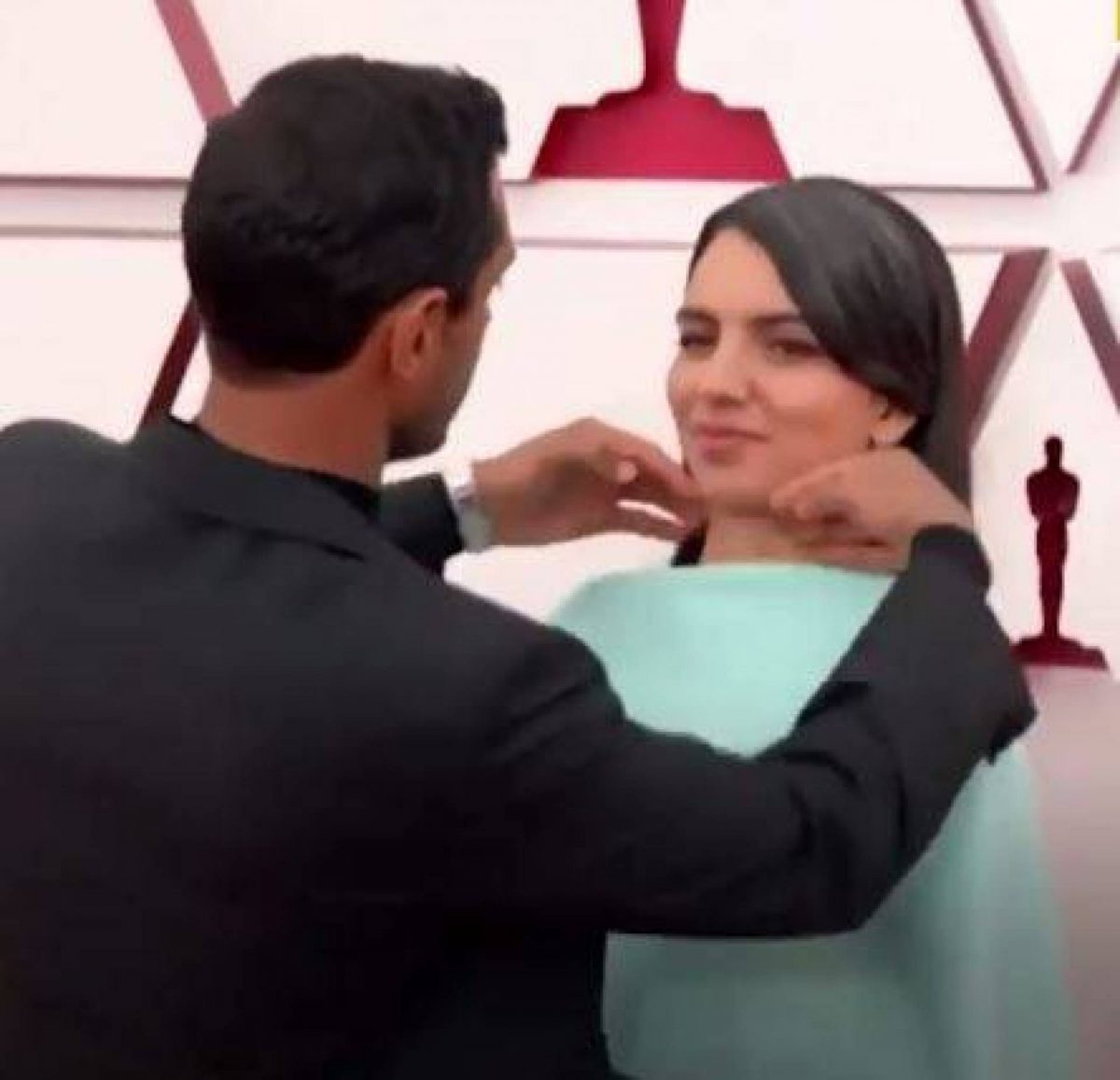 ريز أحمد يتصدر حديث الصحافة والسوشيال ميديا عندما كان يصلح شعر زوجته فاطمة ميرزا على السجادة الحمراء في حفل جوائز الأوسكار