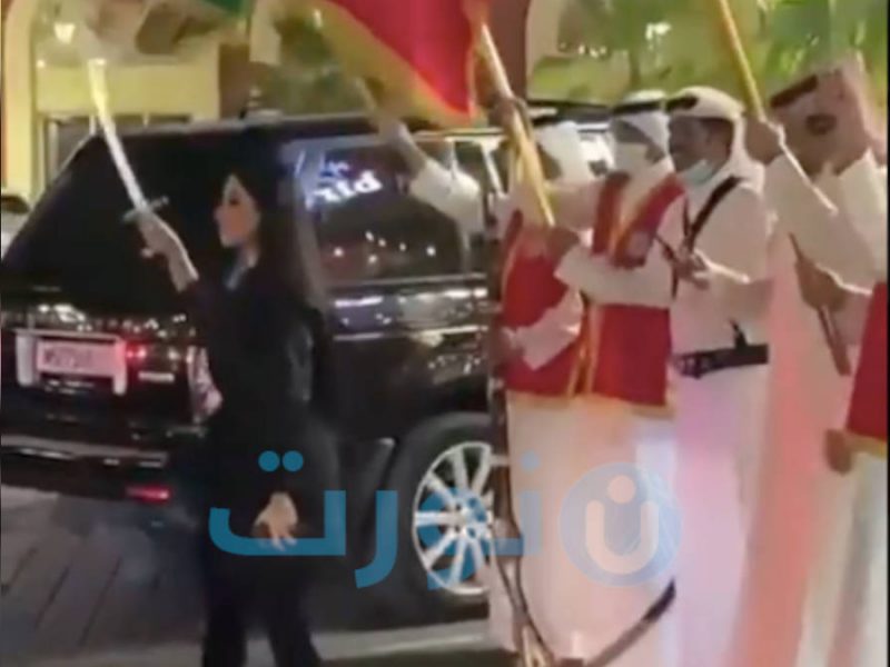 المهرة البحرينية ترقص العرضة السعودية