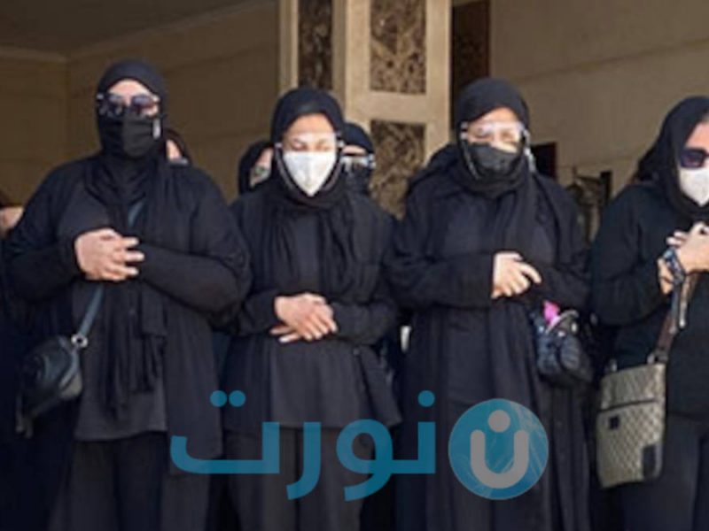 دينا وايمي سمير غانم في صلاة الجنازة على والديهما