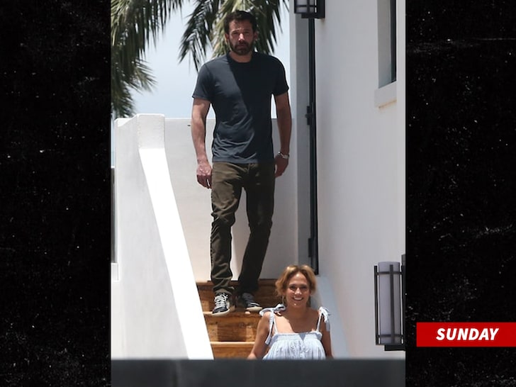 jennifer-lopez-and-ben-affleck-hit-the-gym-together-in-miami-1621882780925