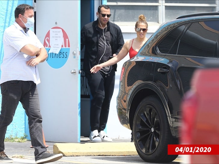 jennifer-lopez-and-ben-affleck-hit-the-gym-together-in-miami-1621882780925