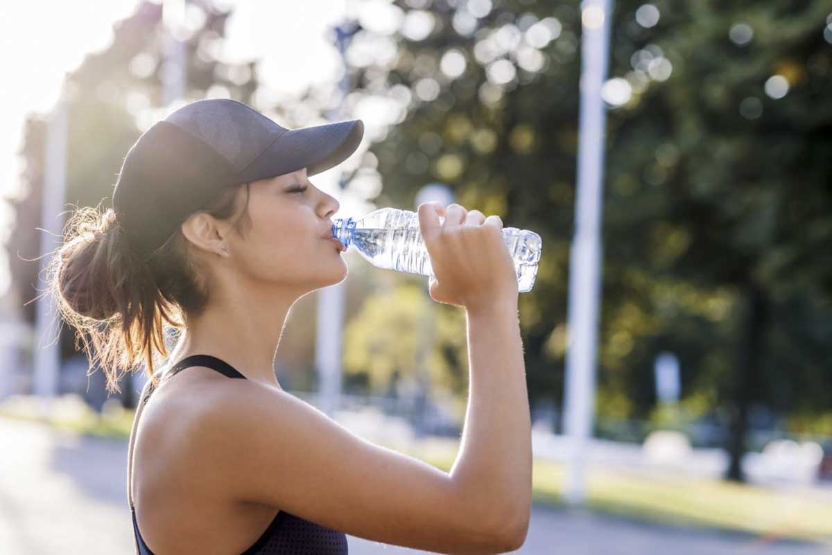 woman-hydrating-with-water-during-exercise