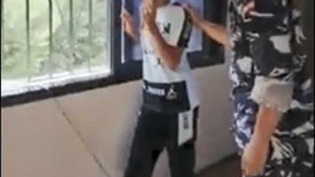 بالفيديو – فتى مقيد بجنزير داخل منزل وقوى الأمن توقف والدته!!!