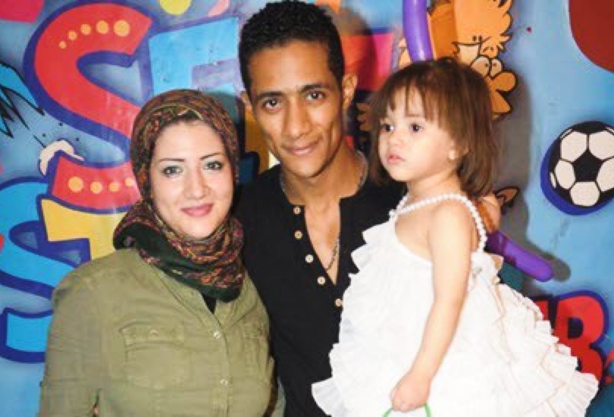 محمد رمضان مع زوجته الأولي وإبنته