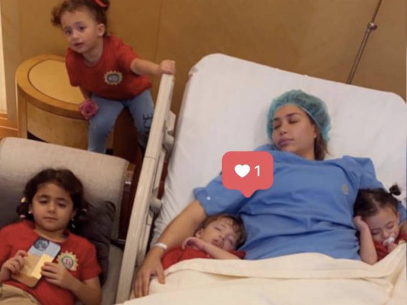 الدكتورة خلود مع اطفالها بعد خروجها من غرفة العمليات