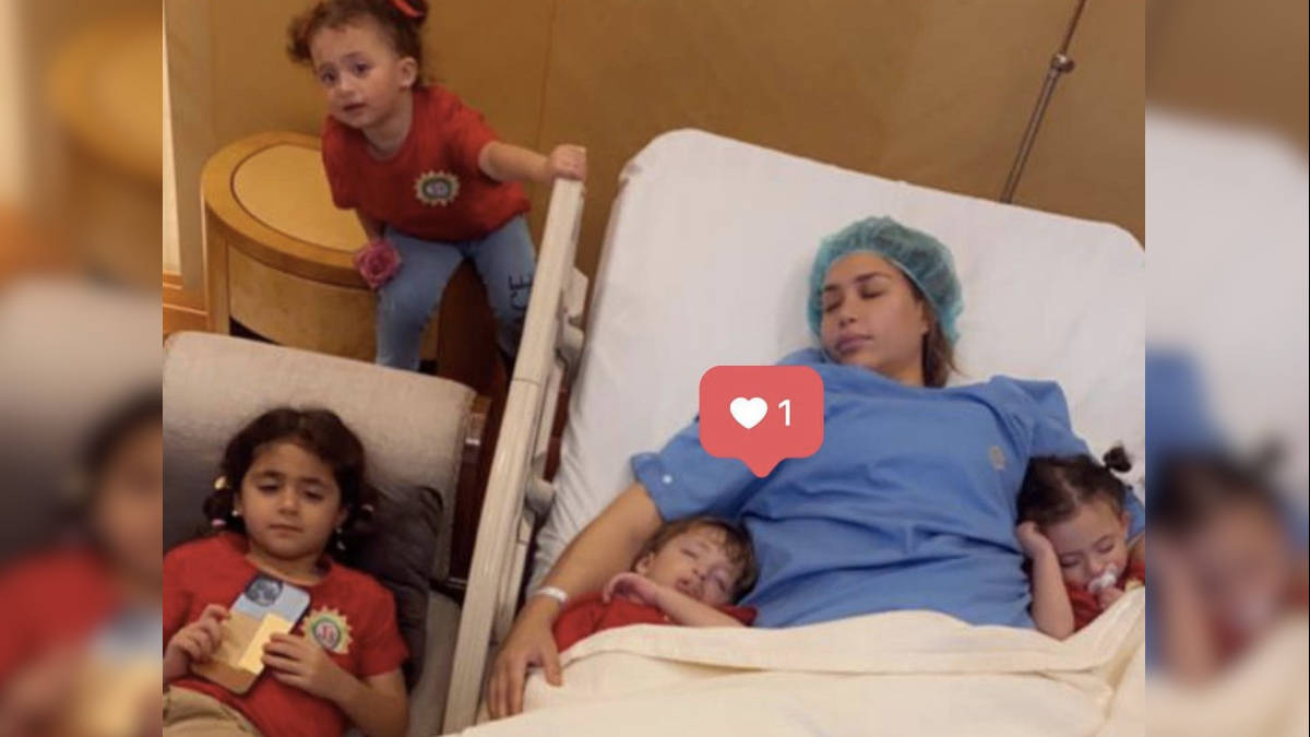 الدكتورة خلود مع اطفالها بعد خروجها من غرفة العمليات