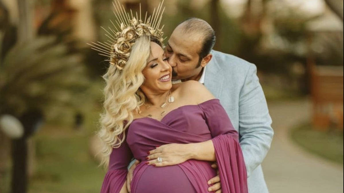 محمد ثروت وزوجته منى جمال