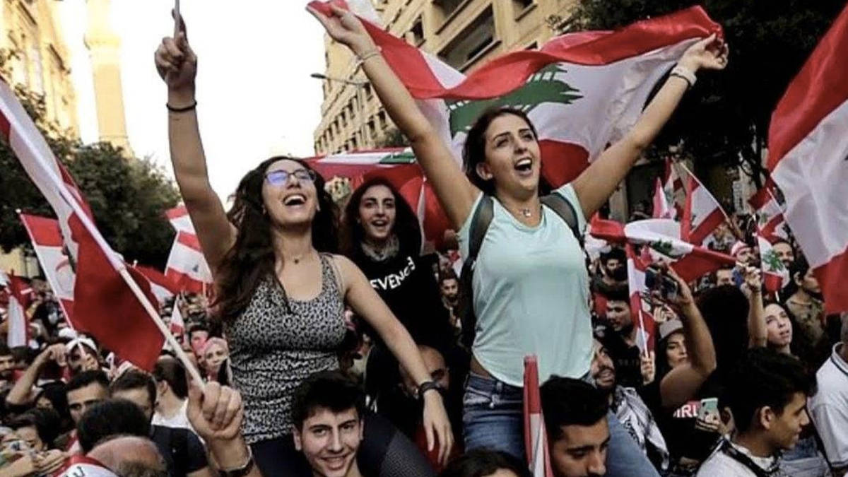 لبنانيات خلال مشاركتهن في احدى المظاهرات