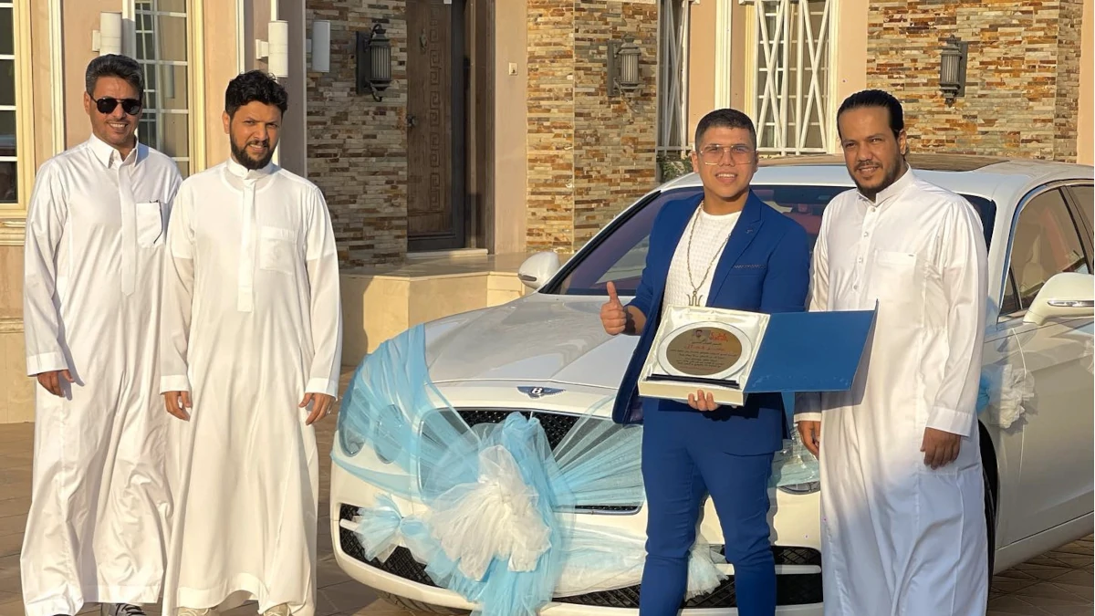عائلة سعودية تهدي عمر كمال سيارة بنتلي