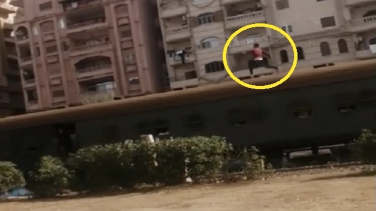 أطفال مصريون يقلدون لعبة "subway surfers" فوق القطار!