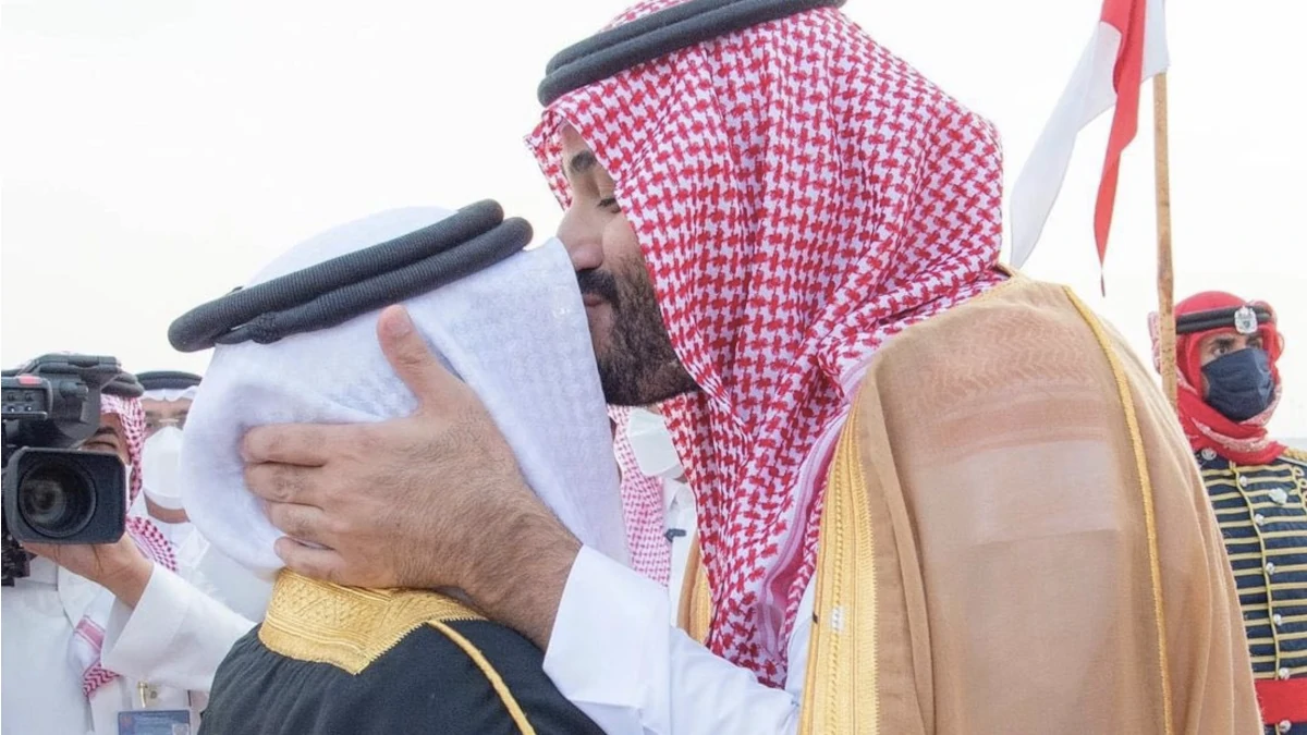 الامير محمد بن سلمان مقبلا رأس الملك حمد بن عيسى