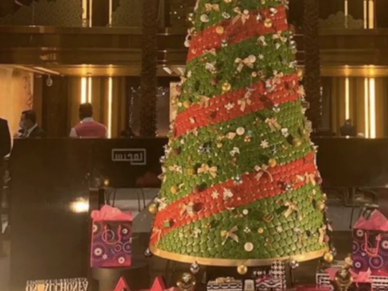 إازالة شجرة الميلاد من الافنيوز في الكويت