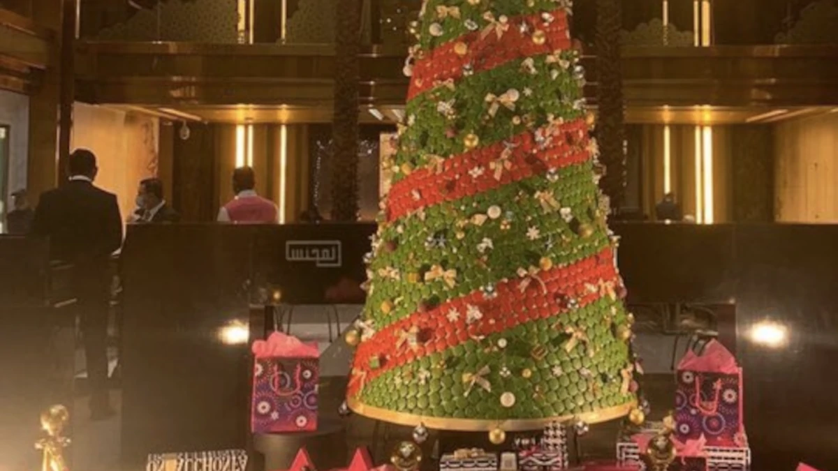 إازالة شجرة الميلاد من الافنيوز في الكويت
