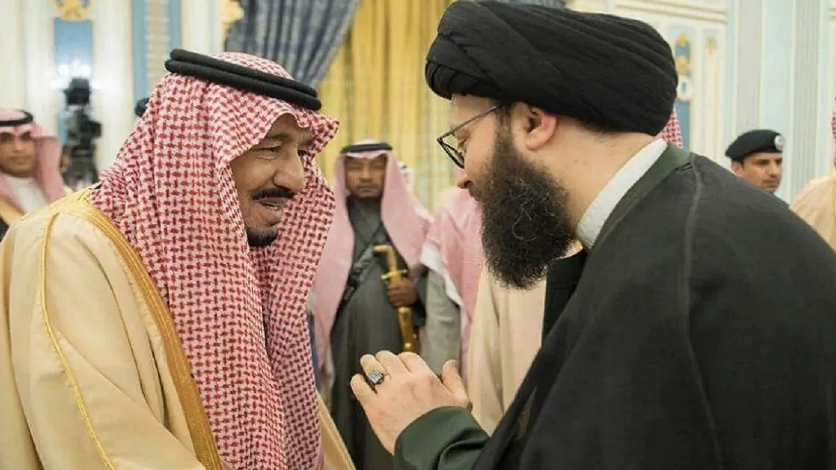 محمد علي الحسيني مصافحا الملك السعودي سلمان بن عبد العزيز