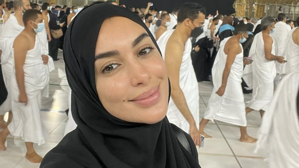 ياسمين صبري بالحجاب أثناء أداء مناسك العمرة