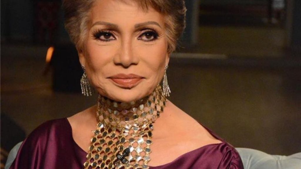سوسن بدر تلفت النظر بصورة مع شاب وسيم يشبهها للغاية… والجمهور: ابنك ده؟!