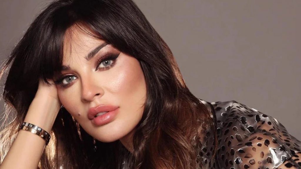 ملامحها بقت ذكورية.. طبيب تجميل ينتقد عمليات «الفيلر» لـ نادين نجيم في صورها بـ مهرجان البحر الأحمر – «شاهد»