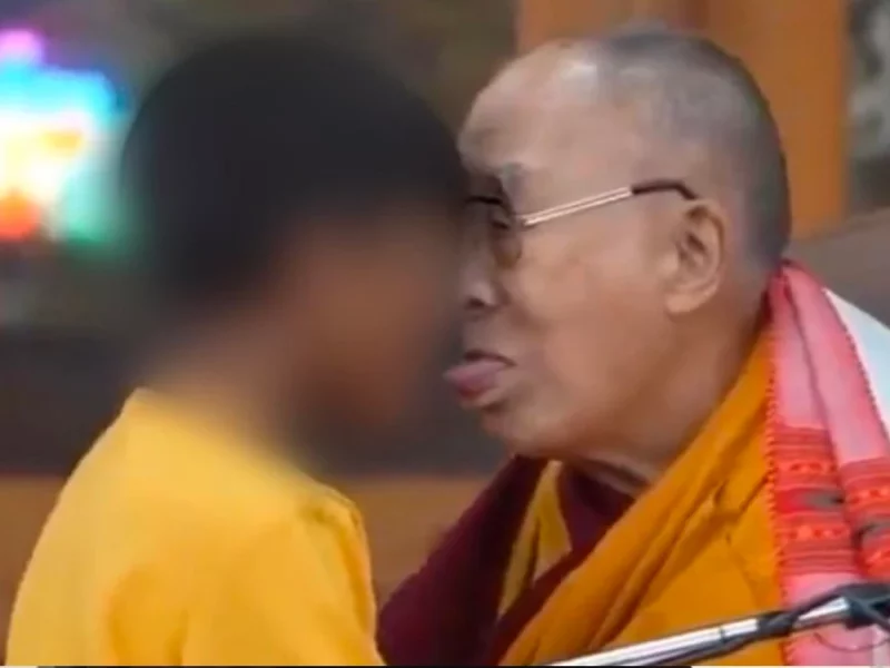 الدالاي لاما يطلب من طفل ان يمص لسانه