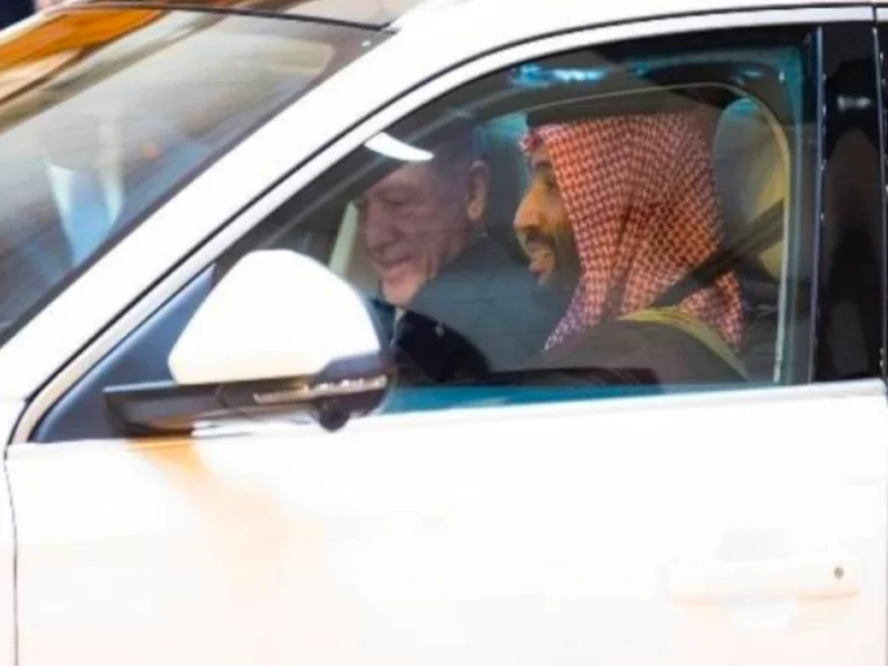 محمد بن سلمان يقود السيارة برجب طيب اردوغان
