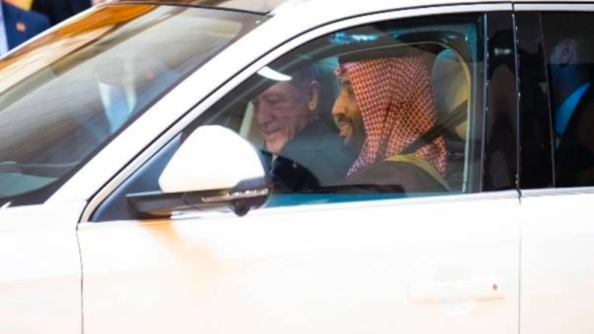 محمد بن سلمان يقود السيارة برجب طيب اردوغان