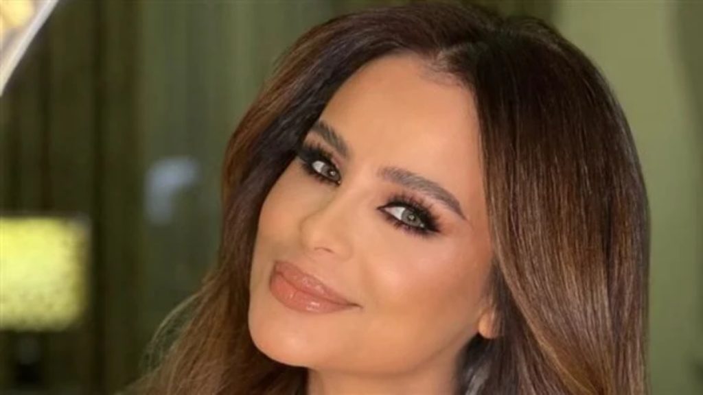 بيريه فرنسيّة وشورت… كارول سماحة في إطلالة كاجويل رائعة والجمهور يغازلها: “صغرتي 20 سنة”